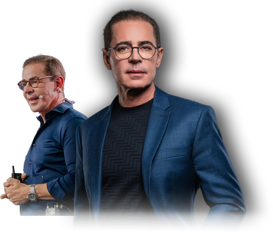 Paulo Vieira de terno azul, e atrás dele a mesma figura no palco, de microfone