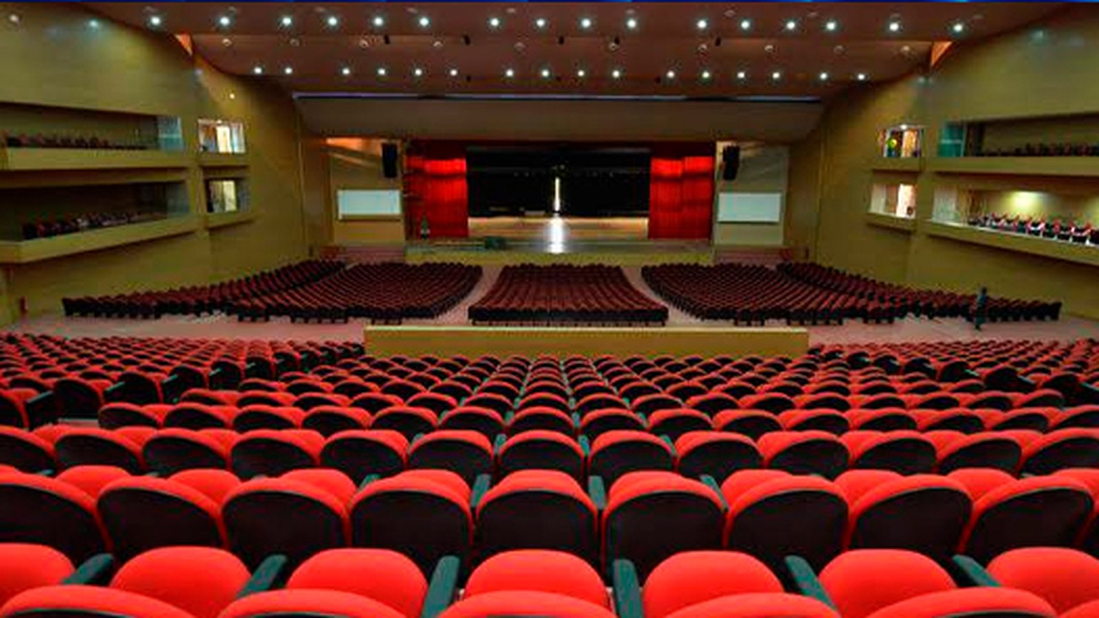 Plateia do Centro de Convenções da PUC Goiás vista do fundo, com o palco ao fundo