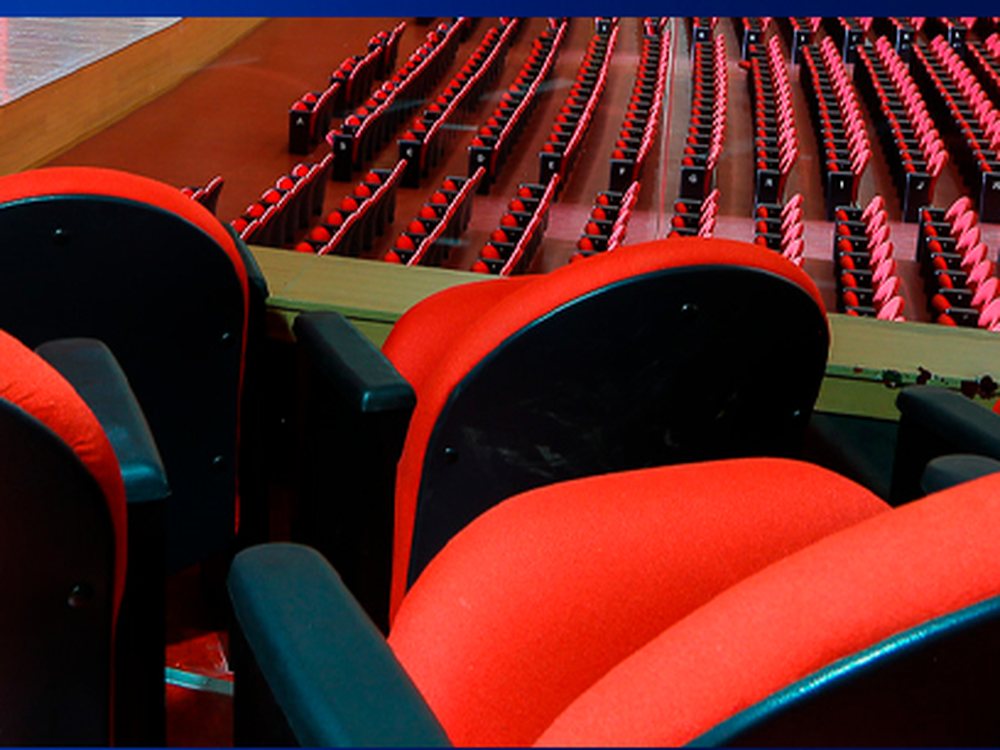 Poltronas acolchoadas do teatro em detalhe